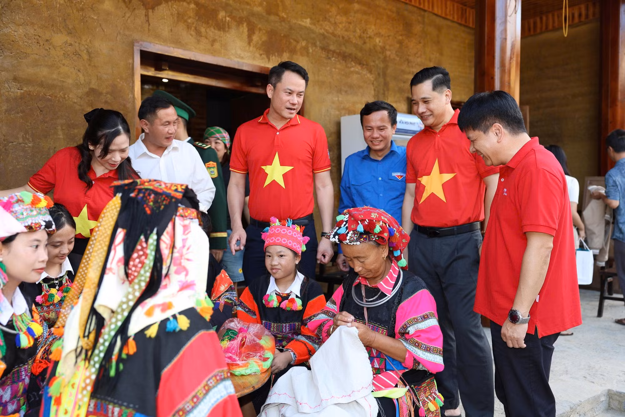 Vietjet đồng hành cùng Trung ương Hội Liên hiệp Thanh niên Việt Nam thăm hỏi, trao quà động viên các gia đình chính sách, người dân và học sinh có hoàn cảnh khó khăn tại địa phương.