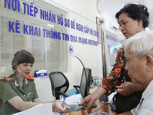 Người dân làm thủ tục cấp hộ chiếu. Ảnh minh hoạ.