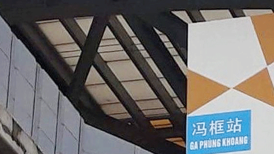 Biển tên ga có chữ Trung Quốc to hơn chữ Việt trên tuyến đường sắt Cát Linh - Hà Đông trước khi bị xoá. Ảnh: Zing