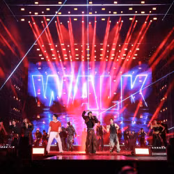 HIEUTHUHAI "bắt bẻ" fan "đu concert" tới khuya, ISAAC trình diễn "hit quốc dân"