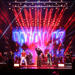 HIEUTHUHAI "bắt bẻ" fan "đu concert" tới khuya, ISAAC trình diễn "hit quốc dân"