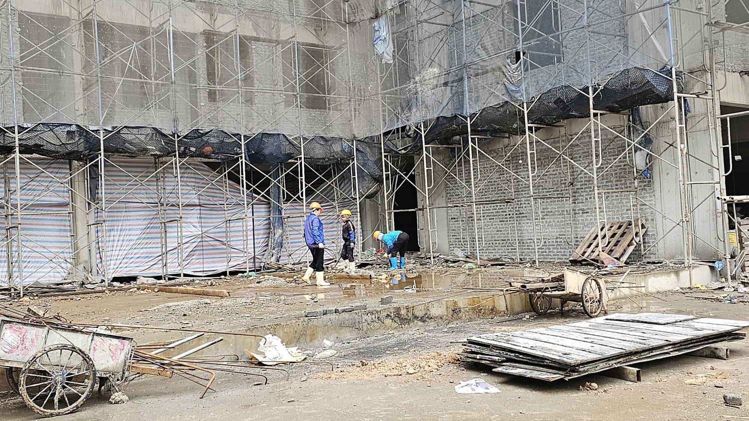 Công nhân vẫn bám công trường NƠXH từng 'nóng' chuyện dân xếp hàng xuyên đêm nộp hồ sơ
