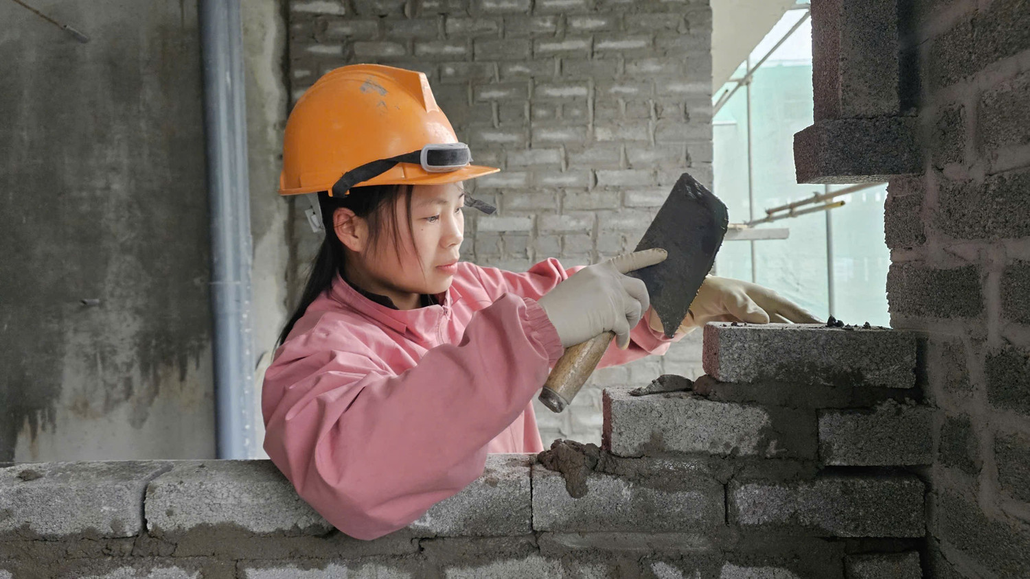 Công nhân vẫn bám công trường NƠXH từng 'nóng' chuyện dân xếp hàng xuyên đêm nộp hồ sơ