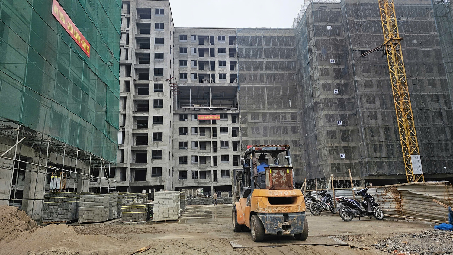 Công nhân vẫn bám công trường NƠXH từng 'nóng' chuyện dân xếp hàng xuyên đêm nộp hồ sơ