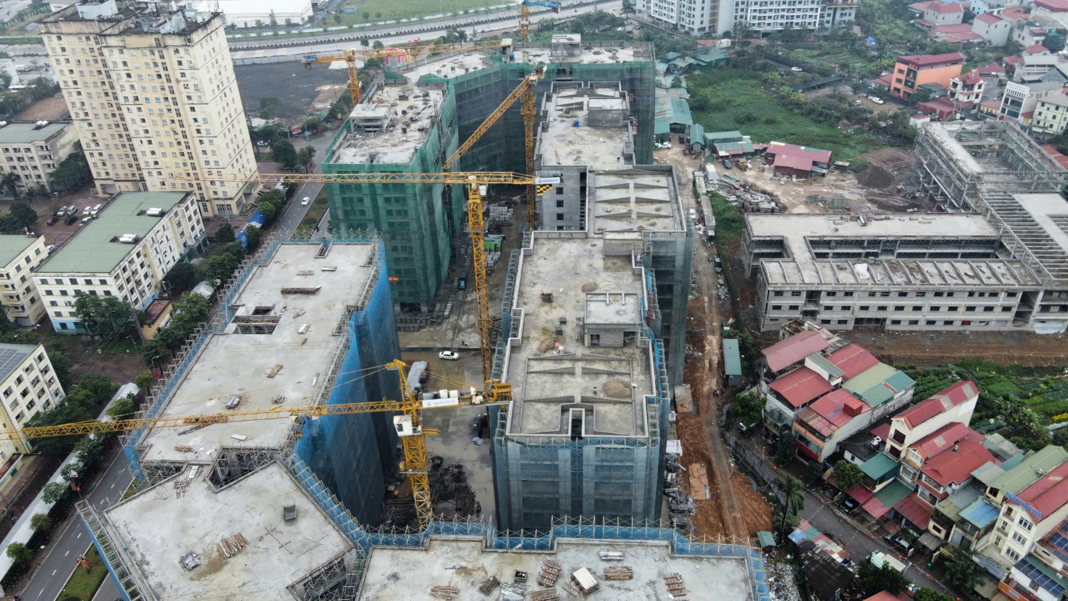 Công nhân vẫn bám công trường NƠXH từng 'nóng' chuyện dân xếp hàng xuyên đêm nộp hồ sơ