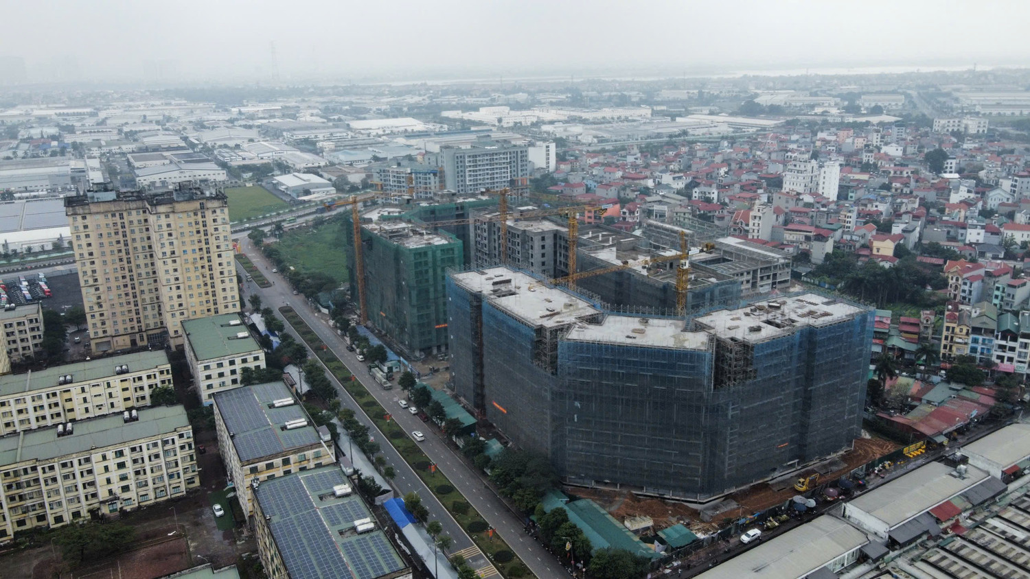 Công nhân vẫn bám công trường NƠXH từng 'nóng' chuyện dân xếp hàng xuyên đêm nộp hồ sơ