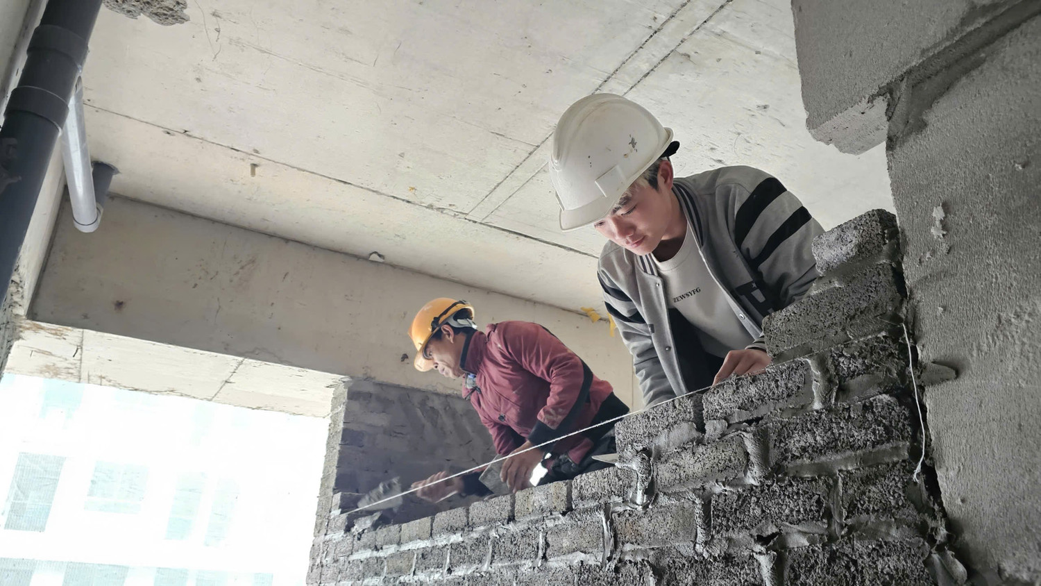 Công nhân vẫn bám công trường NƠXH từng 'nóng' chuyện dân xếp hàng xuyên đêm nộp hồ sơ