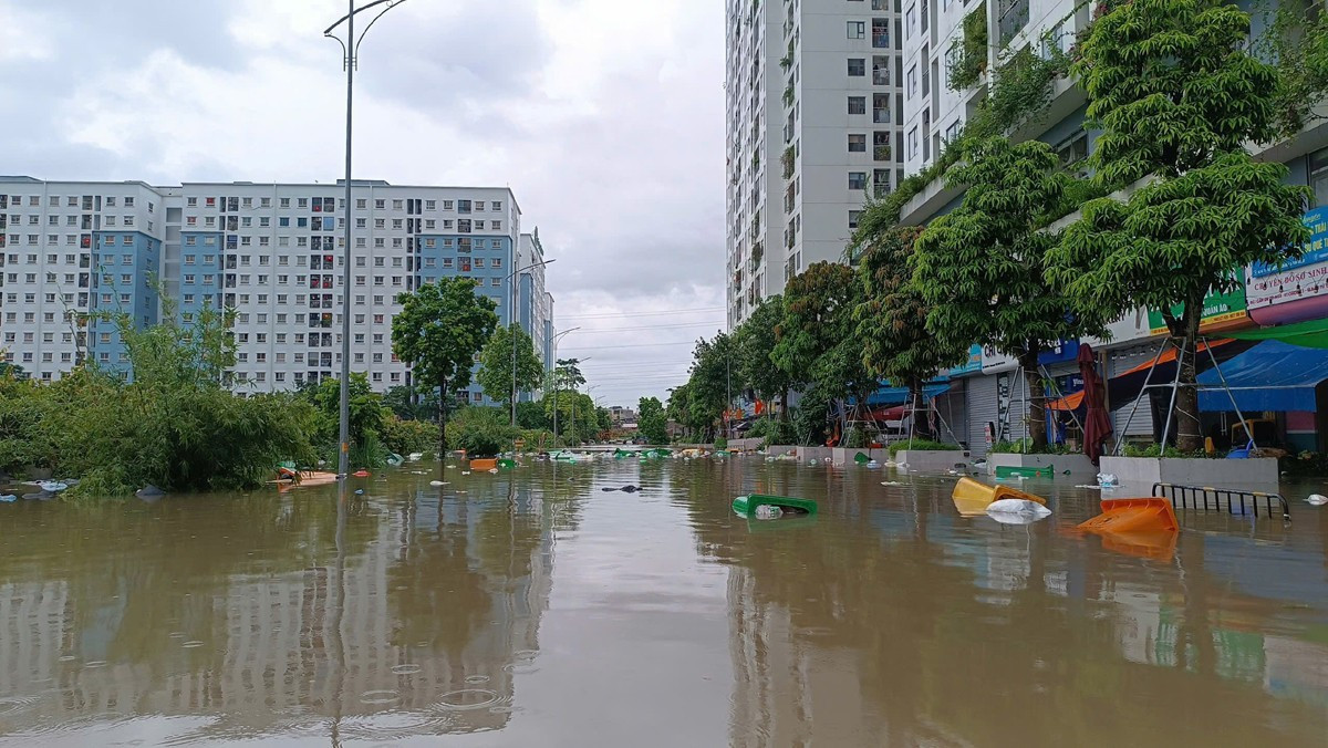 Nhiều khu chung cư Hà Nội thành 'ốc đảo' sau mưa lớn, dân dựng đập ngăn nước tràn vào hầm