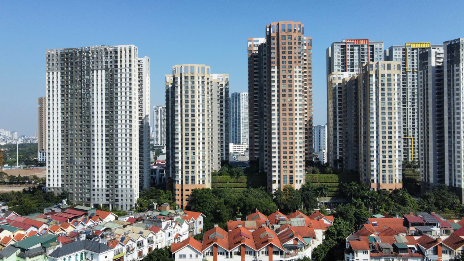 Biểu đồ nguồn cung nh&agrave; ở 2025 v&agrave; gi&aacute; căn hộ tăng mạnh