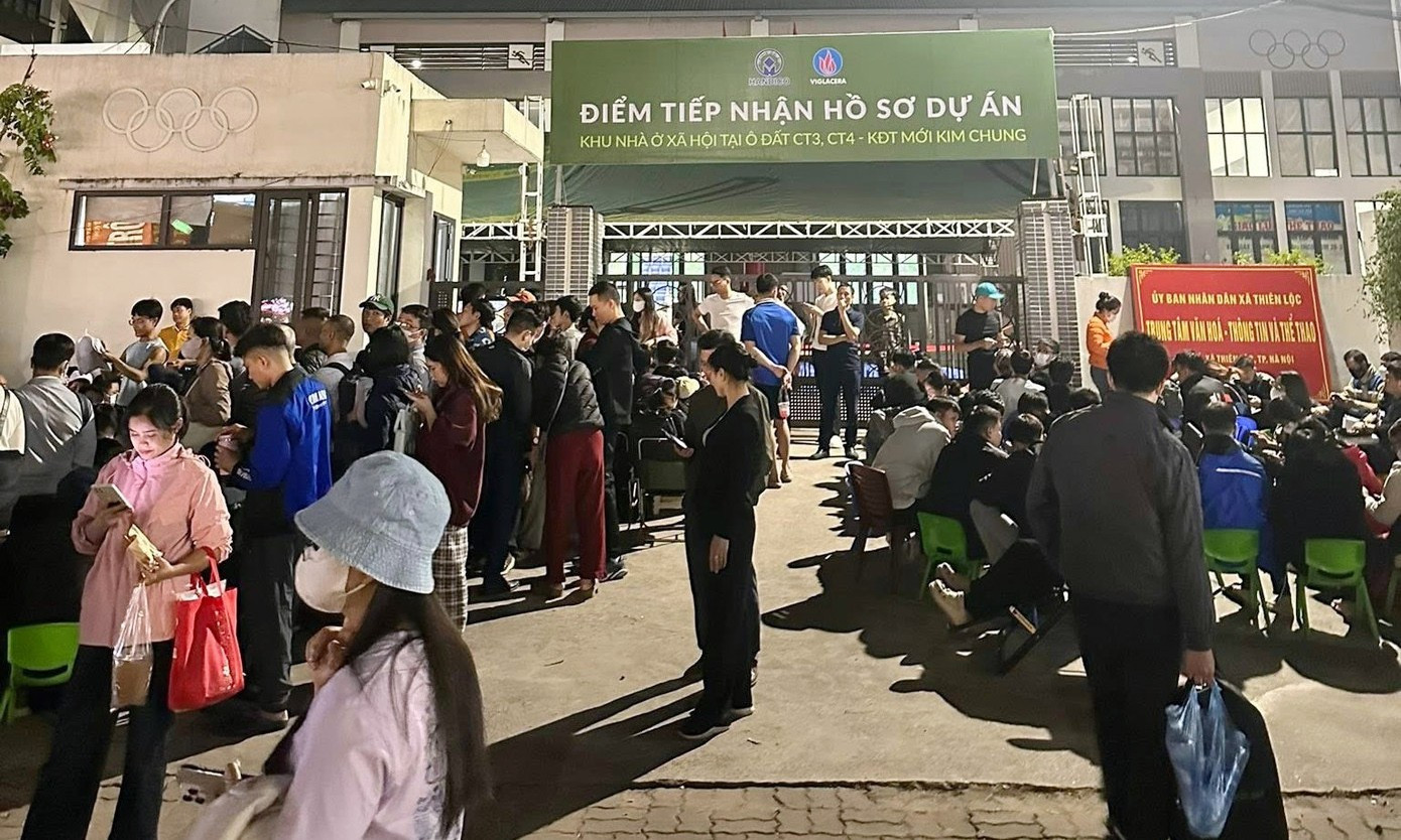 Công nhân vẫn bám công trường NƠXH từng 'nóng' chuyện dân xếp hàng xuyên đêm nộp hồ sơ