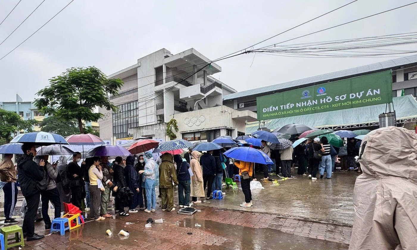 Công nhân vẫn bám công trường NƠXH từng 'nóng' chuyện dân xếp hàng xuyên đêm nộp hồ sơ
