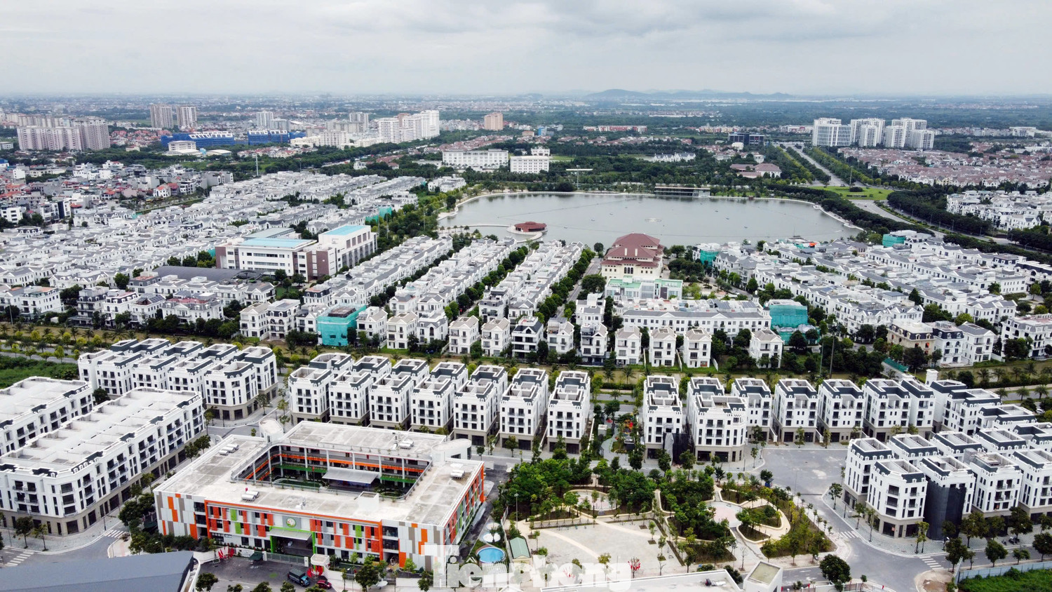 Chủ đầu tư 'đau đầu' với khu biệt thự, liền kề triệu đô bỏ hoang, cỏ dại mọc um tùm giữa Thủ đô