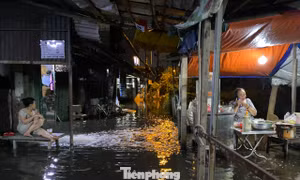 Triều cường đạt đỉnh, người dân TPHCM vật lộn chống ngập