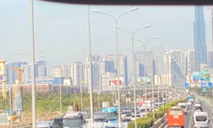 Người dân du xuân sáng mùng 2 Tết, cao tốc TPHCM - Long Thành - Dầu Giây ùn tắc kéo dài 
