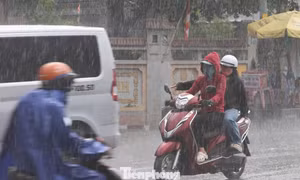 Mưa trái mùa trút ào ào, người đi đường TPHCM không kịp trở tay