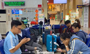Hành khách vật vờ tại ga Sài Gòn sau sự cố sà lan tông cầu Ghềnh