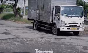 Hầm chui 830 tỷ thông xe chưa lâu, ổ gà chi chít 'chặn lối'