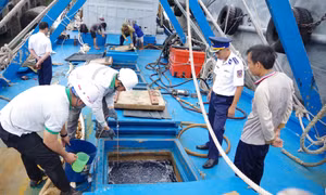 Phát hiện tàu cá ở vùng Nam biển Đông chở 100.000 lít dầu DO không rõ nguồn gốc