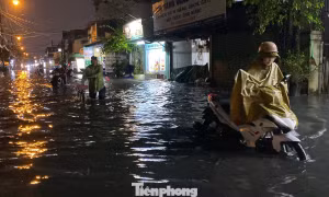 Mưa như trút cùng triều cường, người dân TPHCM lại chật vật di chuyển giữa biển nước