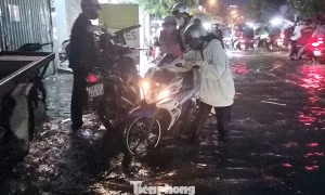 Triều cường lên báo động 3, đường mênh mông nước, xe chết máy la liệt ở TPHCM