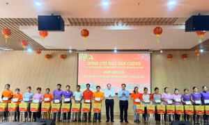 Phó Thủ tướng Mai Văn Chính tặng quà Tết công nhân, người lao động Tây Ninh