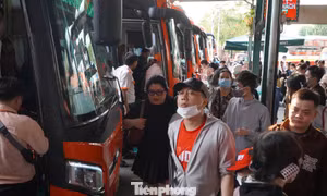 Lỉnh kỉnh hành lý, người dân ùn ùn rời TPHCM bắt đầu nghỉ lễ 30/4 