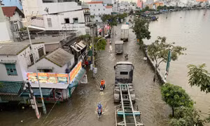 Ngày cuối kỳ triều cường, nhiều tuyến đường ở TPHCM vẫn ngập nặng