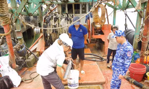Cảnh sát biển liên tục phát hiện tàu chở cát và dầu DO không rõ nguồn gốc