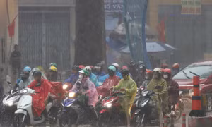TPHCM đón mưa lớn nhiều nơi, đề phòng ngập úng, gió mạnh