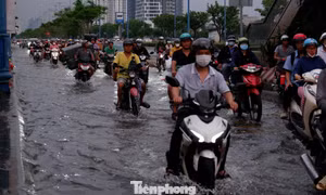 Triều cường 'tấn công' khu vực Chợ Lớn ở TPHCM