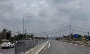Trước ngày thông xe, dây điện vẫn 'giăng bẫy' đường lên cầu Nhơn Trạch 