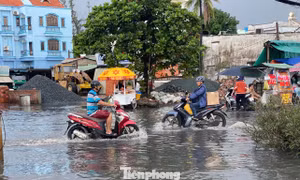 Triều cường kết hợp mưa lớn, người dân TPHCM chật vật giữa biển nước 