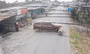 Xác minh danh tính tài xế điều khiển ô tô lao vào xe Cảnh sát giao thông 