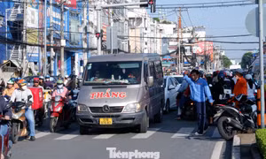 Tài xế bỡ ngỡ, ô tô phải quay đầu trong ngày đầu lưu thông một chiều trên trục chính vào trung tâm