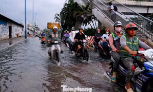 Những khu vực sắp mưa dông ở TPHCM, đỉnh triều lịch sử kết thúc khi nào?