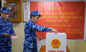Buổi bầu cử đặc biệt trong đêm giữa trùng khơi sóng gió