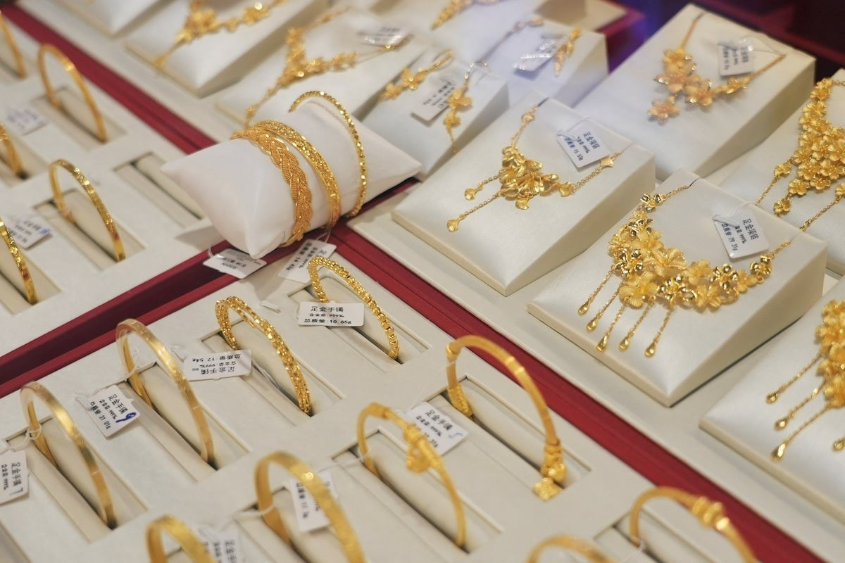 Chiến sự Trung Đông đẩy giá vàng, dầu thô tăng dữ dội
