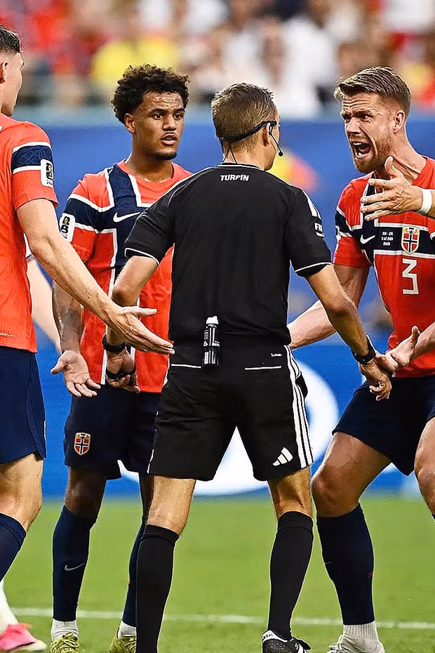 TIN NÓNG WORLD CUP: Na Uy phải chịu bàn thua oan? Bùng nổ tranh cãi trận tứ kết đỉnh cao!