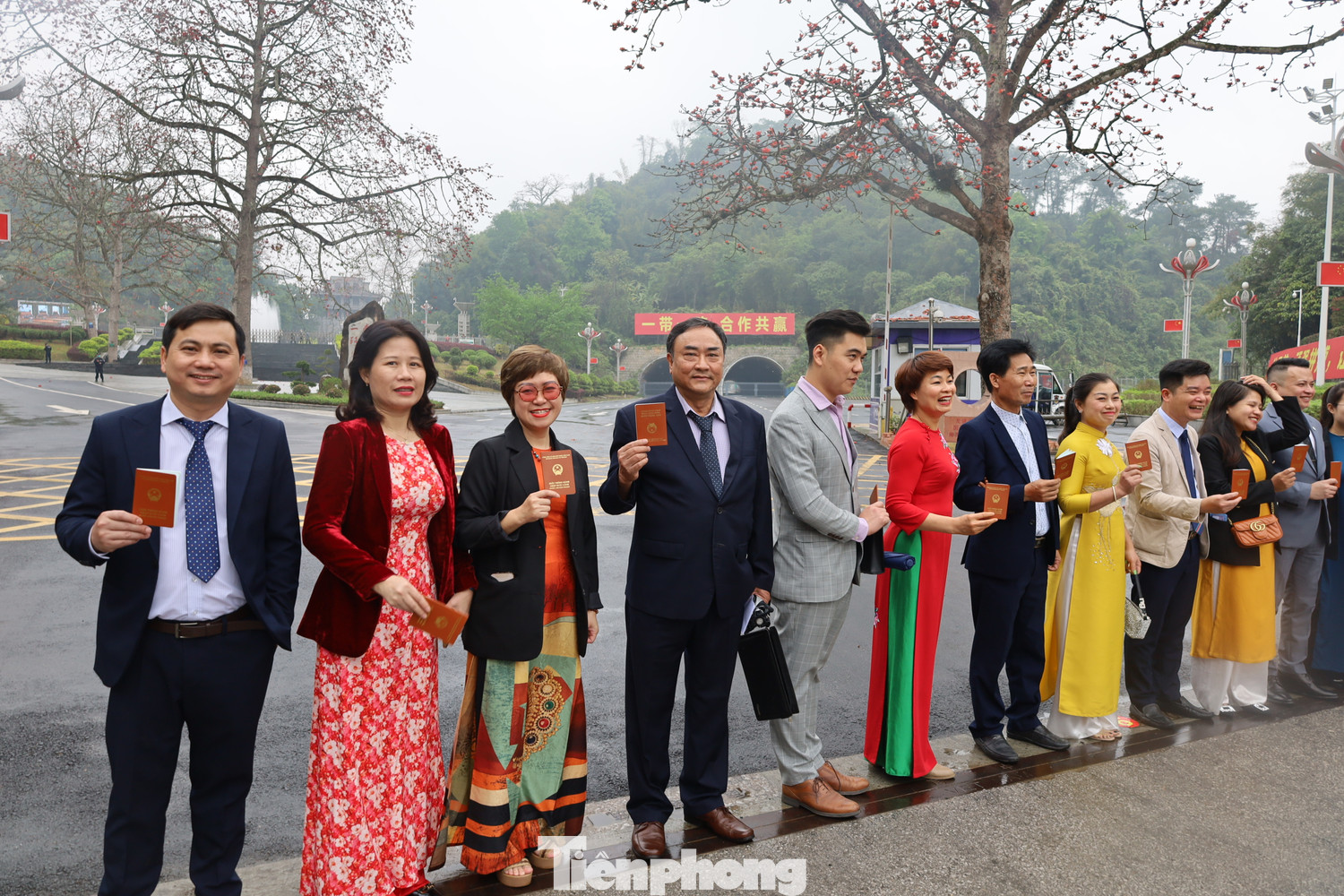 Chương trình du lịch 2 ngày 1 đêm bằng giấy thông hành giữa tỉnh Lạng Sơn và thị Bằng Tường không chỉ là một sản phẩm du lịch mới mà còn là biểu tượng của tình hữu nghị, lòng hiếu khách và khát vọng phát triển bền vững giữa hai đất nước anh em Việt Nam - Trung Quốc. Ảnh: Duy Chiến. Chương trình du lịch 2 ngày 1 đêm bằng giấy thông hành giữa tỉnh Lạng Sơn và thị Bằng Tường không chỉ là một sản phẩm du lịch mới mà còn là biểu tượng của tình hữu nghị, lòng hiếu khách và khát vọng phát triển bền vững giữa hai đất nước anh em Việt Nam - Trung Quốc. Ảnh: Duy Chiến.
