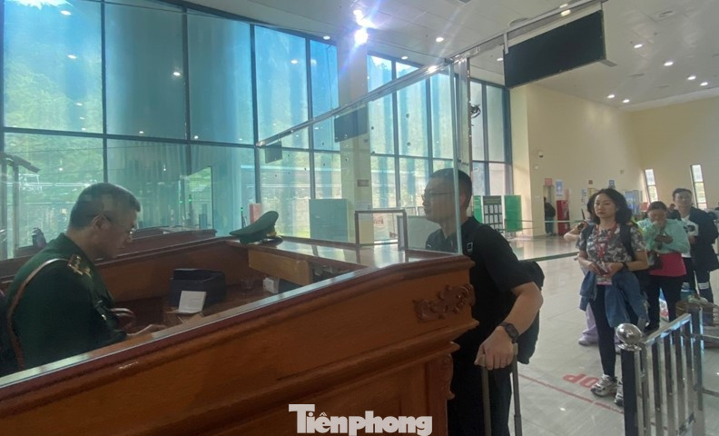 Sáng 29/4, đã có khoảng 30 khách Việt Nam và Trung Quốc tham gia chương trình, trải nghiệm du lịch sang TP. Lạng Sơn và thị Bằng Tường. Các đơn vị chức năng làm việc tại cửa khẩu quốc tế Hữu Nghị tạo điều kiện thông thoáng để khách xuất nhập cảnh thuận lợi, nhanh chóng, nhất là dịp nghỉ lễ 30/4-1/5. Sáng 29/4, đã có khoảng 30 khách Việt Nam và Trung Quốc tham gia chương trình, trải nghiệm du lịch sang TP. Lạng Sơn và thị Bằng Tường. Các đơn vị chức năng làm việc tại cửa khẩu quốc tế Hữu Nghị tạo điều kiện thông thoáng để khách xuất nhập cảnh thuận lợi, nhanh chóng, nhất là dịp nghỉ lễ 30/4-1/5.