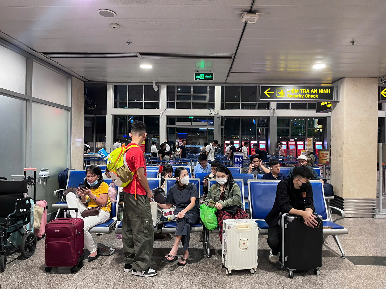 Khu vực làm thủ tục của các hãng hàng không ở nhà ga quốc nội đêm 27 Tết không quá đông. Khu vực làm thủ tục của các hãng hàng không ở nhà ga quốc nội đêm 27 Tết không quá đông.