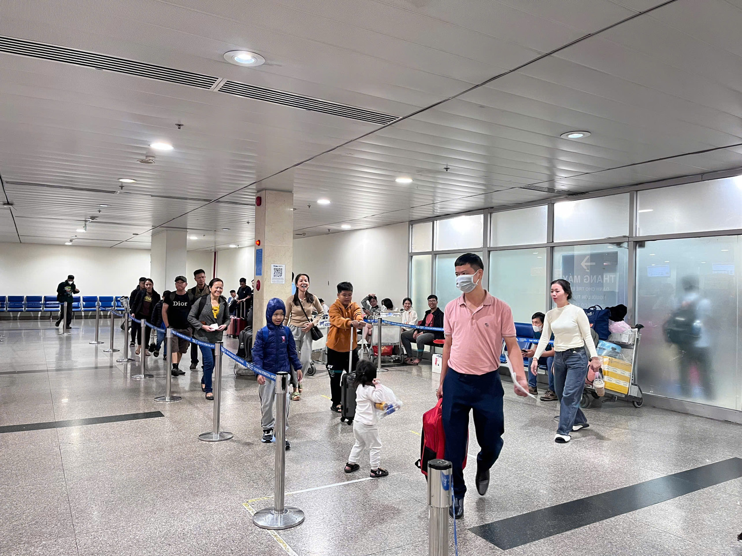 Hành khách thong thả trong lúc chờ làm thủ tục. Do khách không quá đông nên nhiều người không phải chờ đợi quá lâu để ký gửi hành lý. Hành khách thong thả trong lúc chờ làm thủ tục. Do khách không quá đông nên nhiều người không phải chờ đợi quá lâu để ký gửi hành lý.