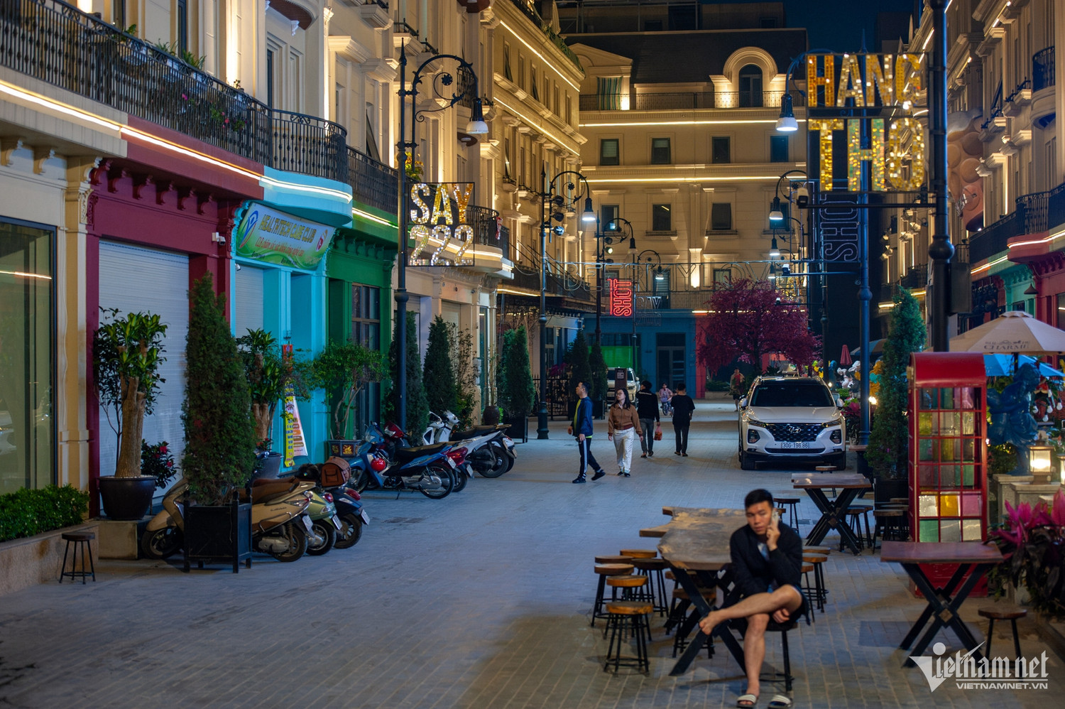 Tuyến phố này khi thiết kế và xây dựng được lấy cảm hứng từ phố đi bộ Carnaby nổi tiếng tại London (Vương quốc Anh) chỉ đông khách thời gian đầu mở cửa. Đến nay, phố đi bộ này rơi vào tình trạng vắng vẻ, không thu hút nhiều lượt khách ghé thăm. Ghi nhận của VietNamNet, mặc dù là ngày cuối tuần (22/3), nơi đây đìu hiu, chỉ lác đác người dân xung quanh đến tập thể dục. Tuyến phố này khi thiết kế và xây dựng được lấy cảm hứng từ phố đi bộ Carnaby nổi tiếng tại London (Vương quốc Anh) chỉ đông khách thời gian đầu mở cửa. Đến nay, phố đi bộ này rơi vào tình trạng vắng vẻ, không thu hút nhiều lượt khách ghé thăm. Ghi nhận của VietNamNet, mặc dù là ngày cuối tuần (22/3), nơi đây đìu hiu, chỉ lác đác người dân xung quanh đến tập thể dục.