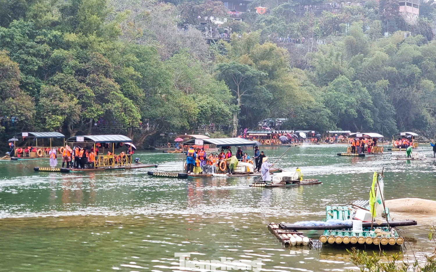 Thuyền bè hoạt động liên tục trên thác Bản Giốc. Thuyền bè hoạt động liên tục trên thác Bản Giốc.