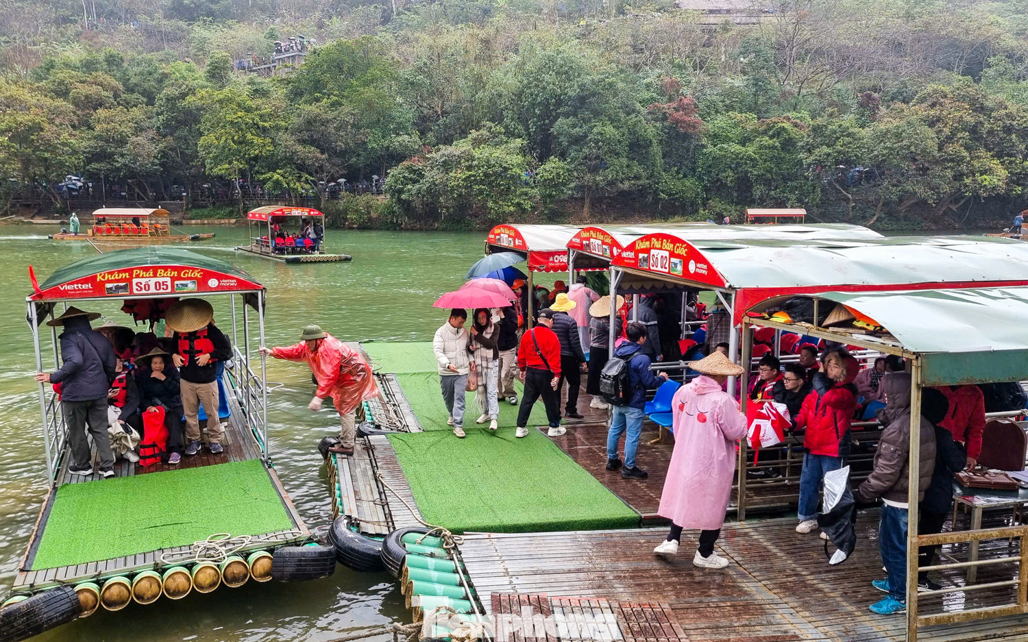 Để đến gần thác nước, người dân có thể đi bè với giá 50.000 đồng/người. Để đến gần thác nước, người dân có thể đi bè với giá 50.000 đồng/người.