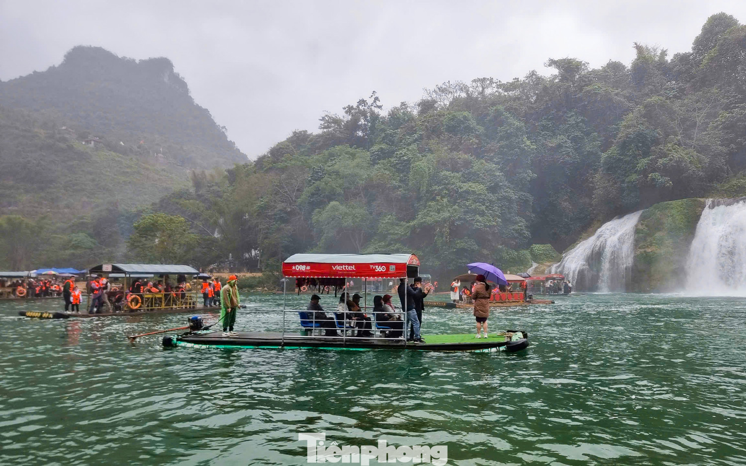 Nhiệt độ tại Trùng Khánh, Cao Bằng thời điểm Tết thường có mưa nhỏ, ẩm ướt, dù vậy cũng không cản được tinh thần du xuân, khám phá thác Bản Giốc của du khách. Nhiệt độ tại Trùng Khánh, Cao Bằng thời điểm Tết thường có mưa nhỏ, ẩm ướt, dù vậy cũng không cản được tinh thần du xuân, khám phá thác Bản Giốc của du khách.