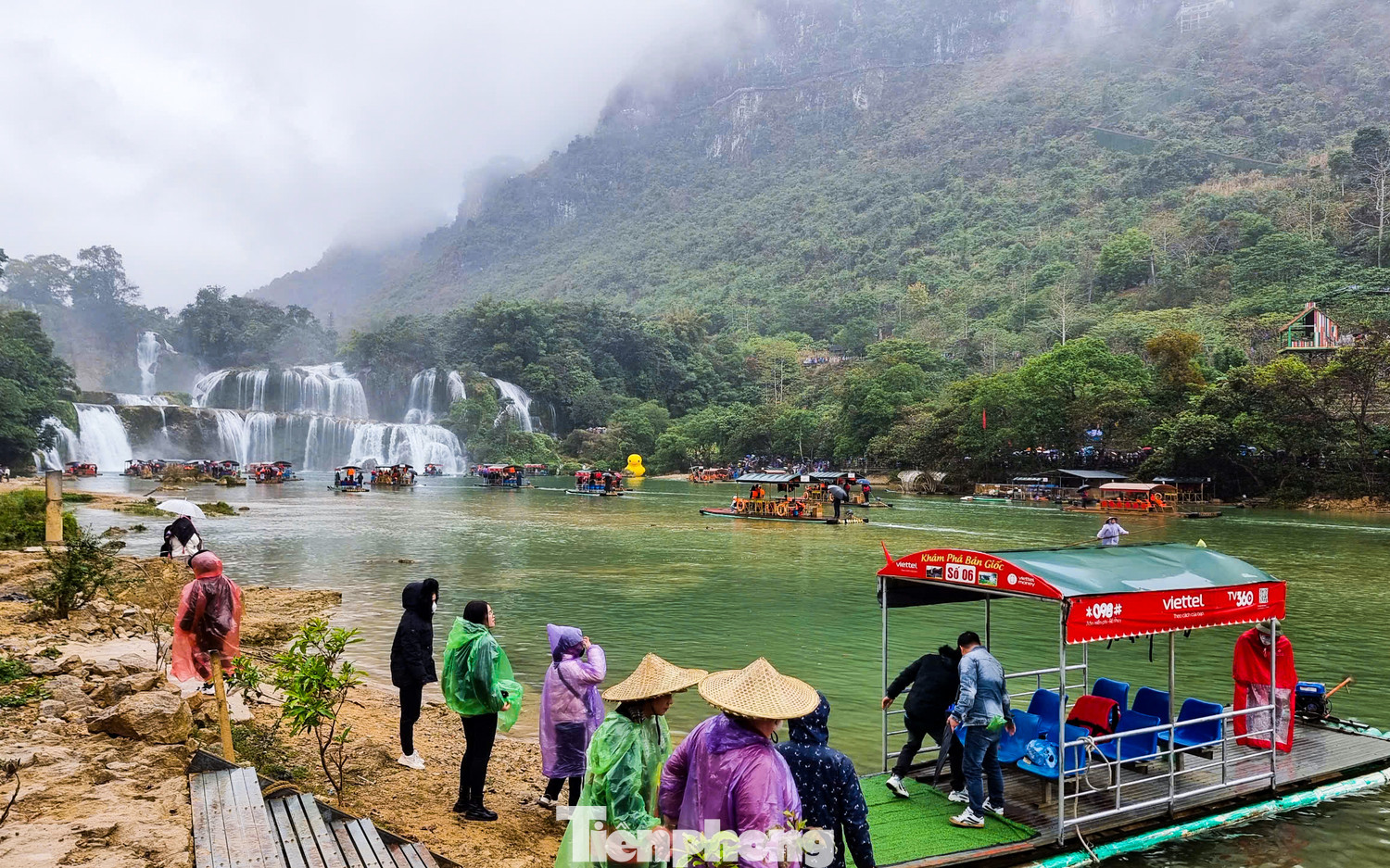 Trong dịp Tết Ất Tỵ, rất đông người dân và du khách đã đến tham quan Thác Bản Giốc. Giá vé vào cửa là 40.000 đồng cho người lớn và 20.000 đồng cho trẻ em. Trong dịp Tết Ất Tỵ, rất đông người dân và du khách đã đến tham quan Thác Bản Giốc. Giá vé vào cửa là 40.000 đồng cho người lớn và 20.000 đồng cho trẻ em.