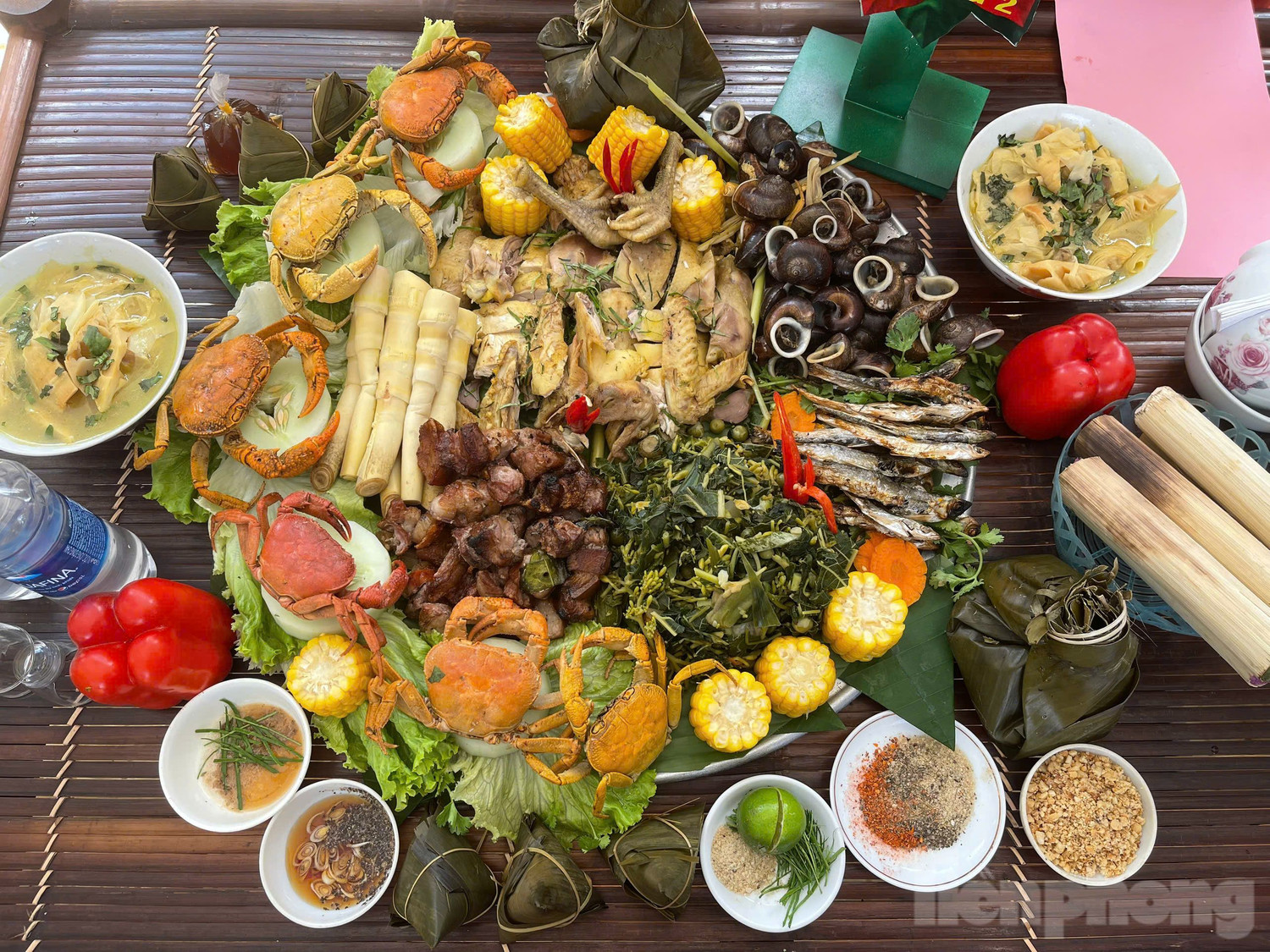 Ẩm thực ở đây vô cùng phong phú, du khách đến với Xuân Sơn sẽ được thưởng thức gà chín cựa, ốc đá, măng rừng, vịt suối, cua đá, cơm lam ống nứa... Ẩm thực ở đây vô cùng phong phú, du khách đến với Xuân Sơn sẽ được thưởng thức gà chín cựa, ốc đá, măng rừng, vịt suối, cua đá, cơm lam ống nứa...