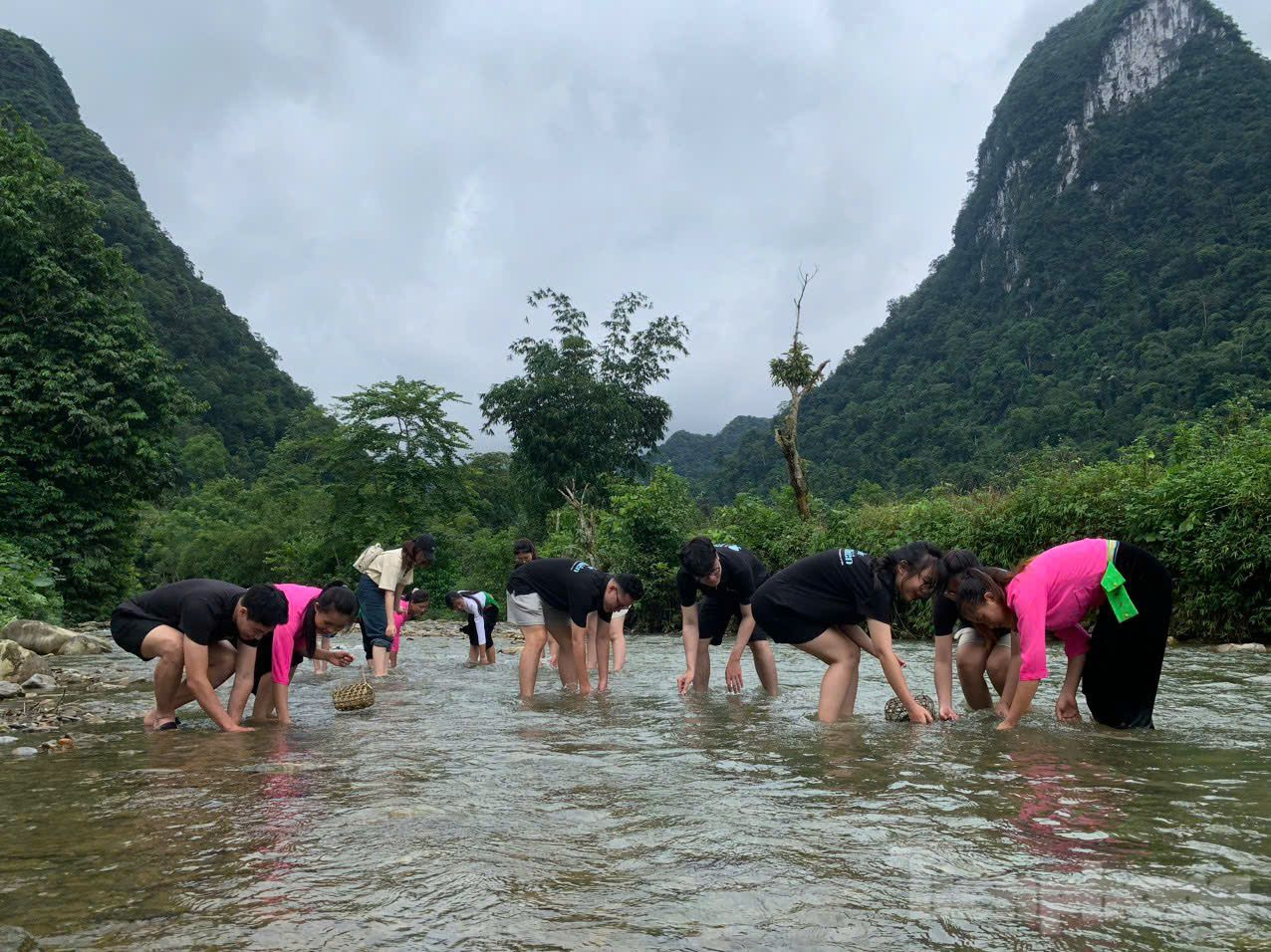 Đến với Xuân Sơn, du khách có thể ngâm mình trong dòng nước mát lành. Được bắt cua, ốc, cá suối mang về thưởng thức. Đến với Xuân Sơn, du khách có thể ngâm mình trong dòng nước mát lành. Được bắt cua, ốc, cá suối mang về thưởng thức.