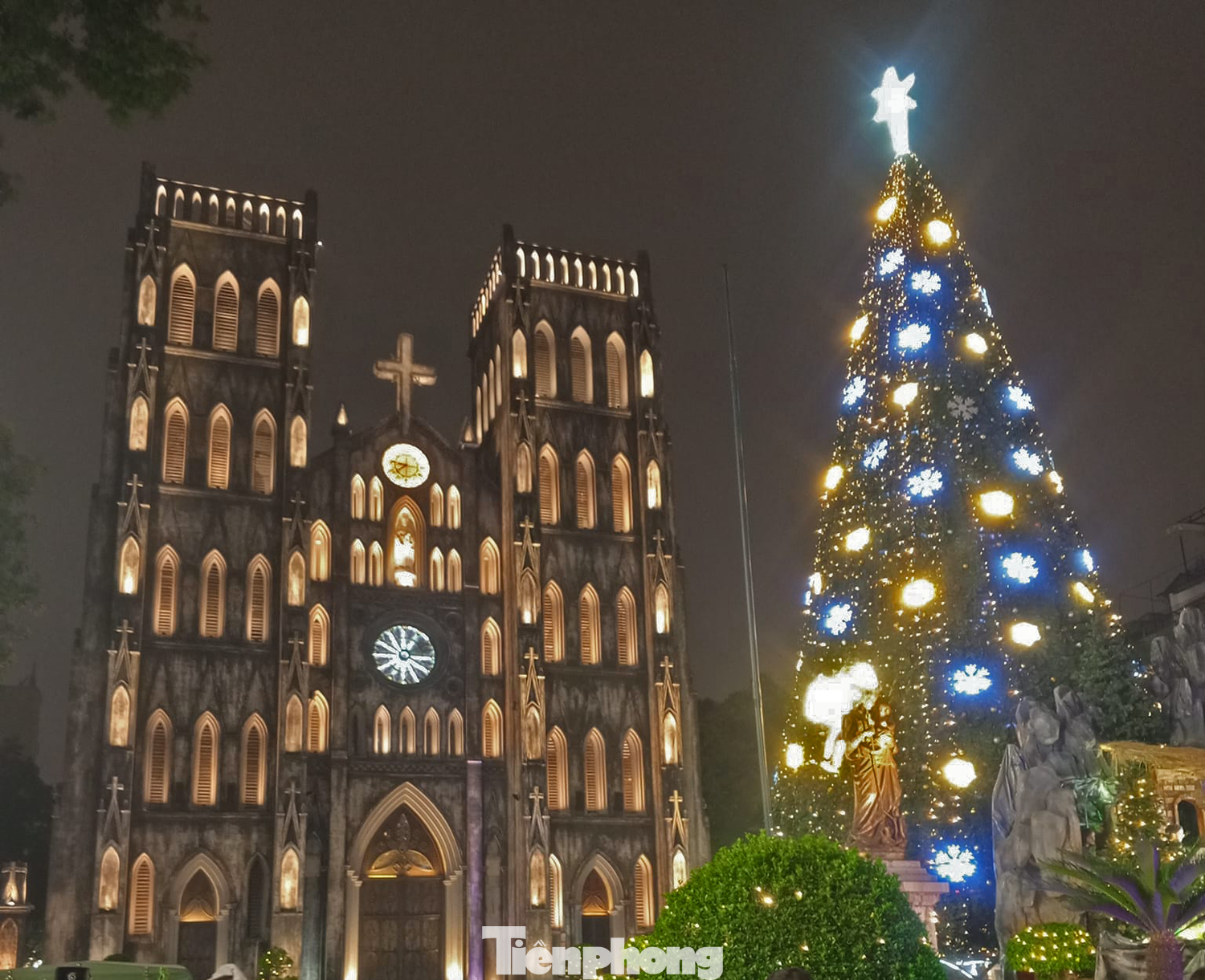 Đến hẹn lại lên, Nhà thờ lớn Hà Nội luôn là một trong những điểm check-in Noel hàng đầu cho du khách. Năm nay, Nhà thờ được trang hoàng lộng lẫy với cây thông Noel khổng lồ và hoạt cảnh tái hiện sự ra đời của Chúa Giêsu, tạo nên khung cảnh huyền ảo. Đến hẹn lại lên, Nhà thờ lớn Hà Nội luôn là một trong những điểm check-in Noel hàng đầu cho du khách. Năm nay, Nhà thờ được trang hoàng lộng lẫy với cây thông Noel khổng lồ và hoạt cảnh tái hiện sự ra đời của Chúa Giêsu, tạo nên khung cảnh huyền ảo.
